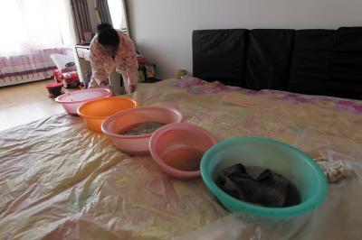 玛纳斯楼上漏水，住户失联，小区没物管，业主维权难！律师来支招……